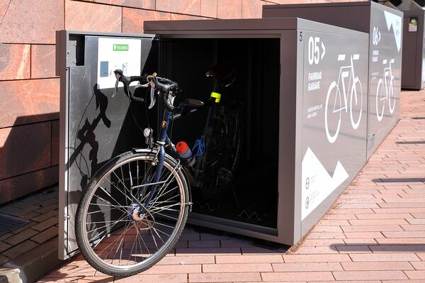 geöffnete Fahrradgarage vor der Stadthalle